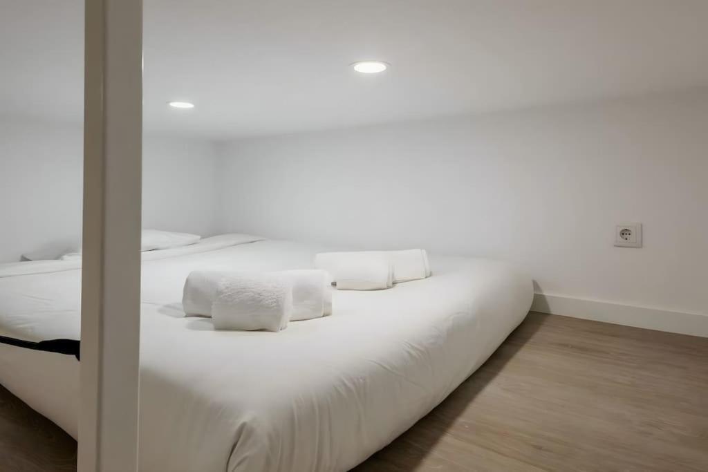 Minimalist With Mezzanine Lissabon